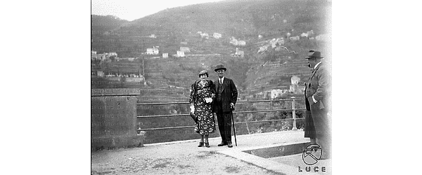 Napoli Una coppia di anziani in abiti eleganti posa per una foto ricordo appoggiata alla ringhiera di una terrazza panoramica