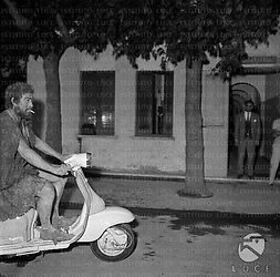 Anthony Quinn in costume di scena del film 'Barabba', seduto su una Lambretta