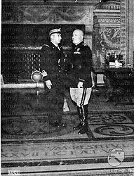 Roma Il Duce si intrattiene con il comandante Enzo Grossi a palazzo Venezia