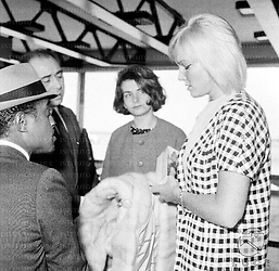 Fiumicino Sammy Davis jr. e May Britt in aeroporto
