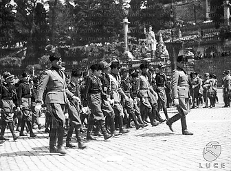 Roma Gruppo di ufficiali della milizia e di ragazzi dell'ONB, fra cui i figli di Mussolini, sfila in piazza del Popolo in occasione della IV Leva Fascista