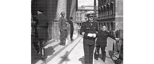 Roma Un alto ufficiale di Marina in posa davanti all'entrata di Montecitorio