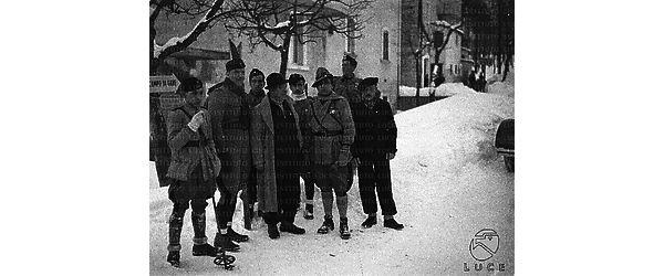Roccaraso Gruppo di uomini del PNF e dell'OND posano con le divise invernali