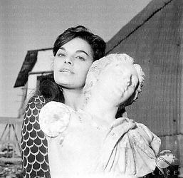 Roma Claudia De Rossi accanto ad una statua