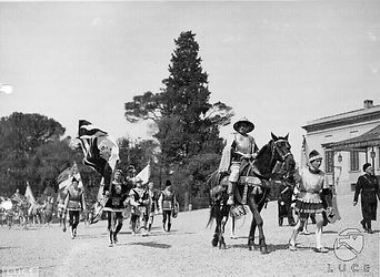 Firenze Un figurante a cavallo sfila in un piazzale all'interno dei Giardini di Boboli; sullo sfondo una camicia nera