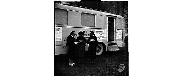 Due crocerossine e una donna davanti all'Unità Mobile per la donazione del sangue - campo medio