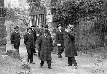 Frascati I dirigenti dell'Istituto Luce passeggiano nel parco