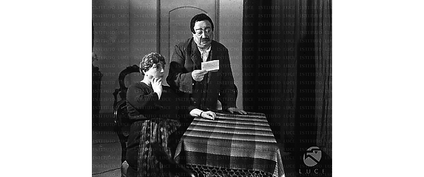 Mario Casaleggio impegnato in una scena con un attrice della compagnia