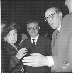 Emma Gramatica, Giovanni Leone e Nicola De Pirro al Campidoglio  in occasione della commemorazione di Eleonora Duse - piano medio
