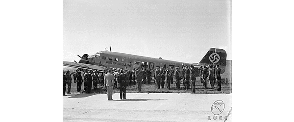 Roma Il sottosegretario tedesco Milch e numerosi ufficiali dell'aviazione tedesca sbarcano all'aeroporto del Littorio da un Junkers 52