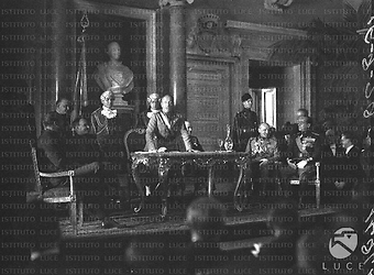 Roma Mussolini mentre, in piedi dietro una cattedra, pronuncia il discorso inaugurale