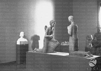 Roma Scorcio di sala con sculture, fra cui un'Annuciazione, sistemate su supporti espositivi