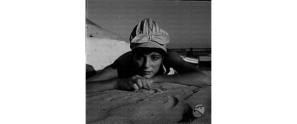 Stefania Sandrelli sulla spiaggia durante la lavorazione del film 'Sedotta e abbandonata'
