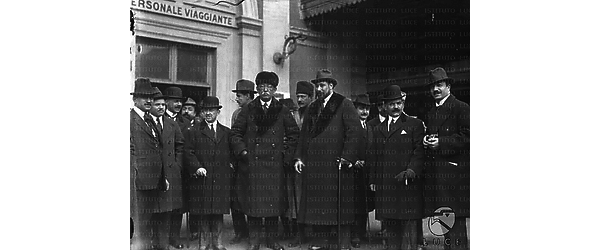 Roma Foto di gruppo di notabili alla Stazione Termini