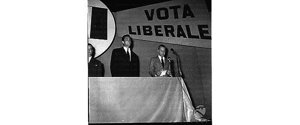 Vittorio Gassman e Sandro Pallavicini sul palco allestito per il Partito Liberale - piano americano