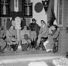 Foto di gruppo: un'attore, Carlo D'Angelo, Giorgio De Lullo (in divisa fascista), Carlo Lizzani e Claudio Gora