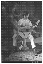 Giovane uomo suona la chitarra durante il ricevimento in casa Roloff - totale