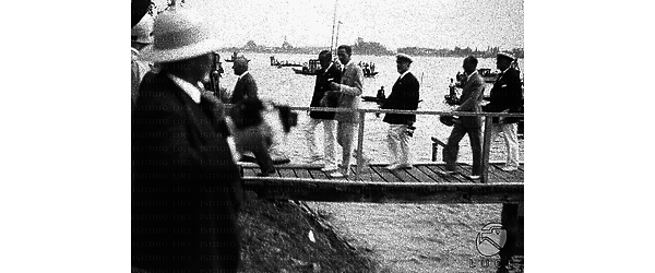 Venezia Il principe Umberto e il conte Volpi di Misurata, insieme ad altri, camminano su un molo del Lido di Venezia