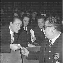 Luchino Visconti, con Alain Delon e Renato Salvatori nella platea del teatro Quirino - piano americano