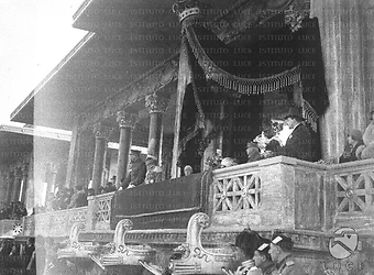 Roma Vittorio Emanuele III, Alberto del Belgio, assistono dalla tribuna alla sfilata militare