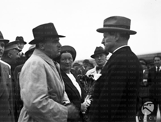 Roma L'ambasciatore tedesco Ulrich von Hassell di profilo e Hans Frank conversano sulla pista sotto lo sguardo della moglie Brigitte
