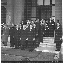 Segni sulle scale di Montecitorio e alle sue spalle un gruppo di parlamentari; sulla sinistra si distingue Paolo Rossi e in seconda fila La Russa - campo medio