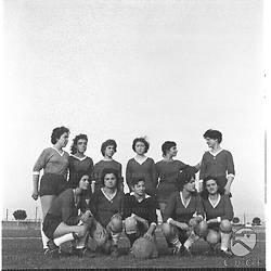 La squadra di calcio femminile in posa sul campo. Totale