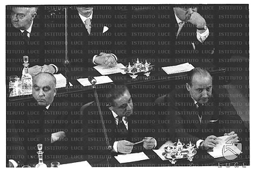 Ministri della Repubblica seduti tra i banchi del governo; in alto sulla sinistra si distingue Armando Angelini - piano medio