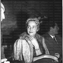Maria Schell seduta tra Visconti e Mastroianni si gira verso il regista. Piano medio