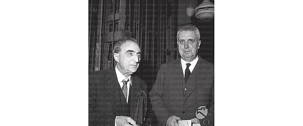 Carlo Bo e Arturo Carlo Jemolo dietro le quinte del teatro