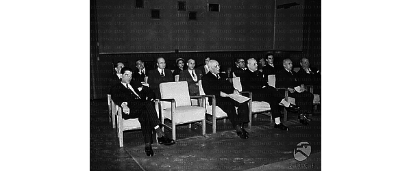 Roma Autorità sedute in una sala proiezioni dell'Istituto Nazionale Luce
