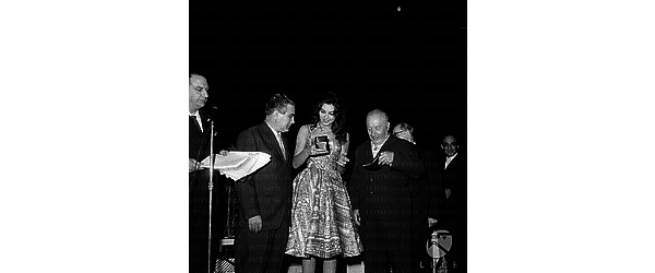 Rosanna Schiaffino viene premiata al galà del cinema, sulla sinistra c'è Emilio Cigoli e altre persone
