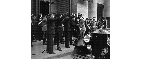 Napoli Il Principe Umberto giunge al Palazzo delle Assicurazioni, accolto da Giuseppe Bevione e da altre autorità politiche e militari