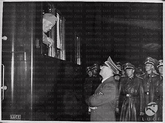 Monaco di Baviera Mussolini saluta Hitler dal finestrino del treno