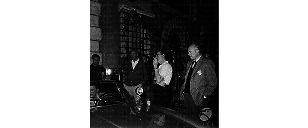 Roma Minnelli con Kirk Douglas ed altri membri della troupe durante le riprese di Due settimane in un'altra città