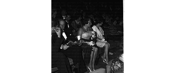 Gina Lollobrigida seduta al cinema Capitol per la prima del film Ben Hur, seduti accanto sono Fanfani con la moglie - totale