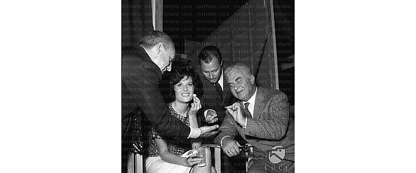 Roma Cervi, Belinda Lee, Sabatello ed Ivan Desny durante il cocktail