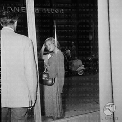 Roma Jane Fonda all'ingresso della galleria d'arte; di spalle Henry Fonda