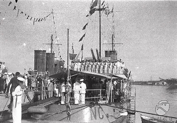Napoli Scorcio, dal molo, del cacciatorpediniere e dell'equipaggio schierato a bordo