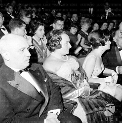 Fanfani, la moglie e Gina Lollobrigida al cinema in occasione della prima di 'Ben Hur'