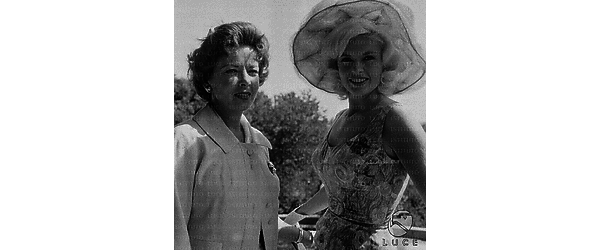 Ida Lupino e Jayne Mansfield posano sorridendo - piano medio