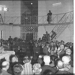 Il papa Giovanni XXIII mentre manda un saluto alla popolazione carceraria del penitenziario di Regina Coeli. Campo lungo
