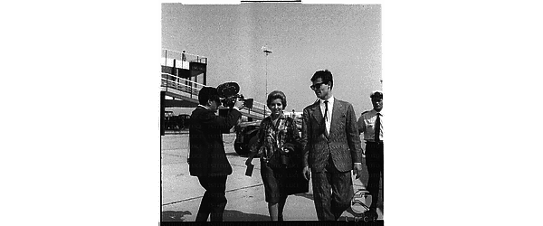 Parte dall'aereoporto di Fiumicino Wilma De Angelis accompagnata da un uomo e ripresa da un cineoperatore - totale