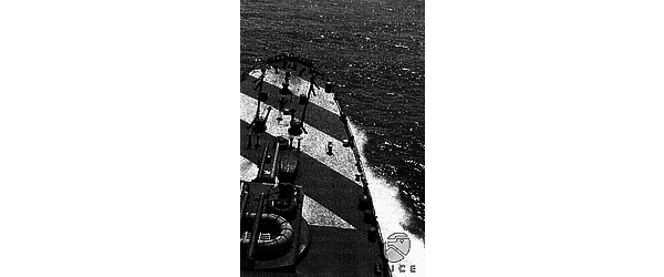Cannoni sul ponte di prua di una nave da guerra italiana in navigazione
