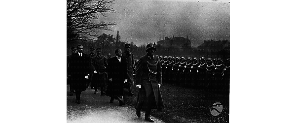 Vienna Galeazzo Ciano passa in rassegna il Battaglione della Guardia accompagnato da alcune personalità civili e militari