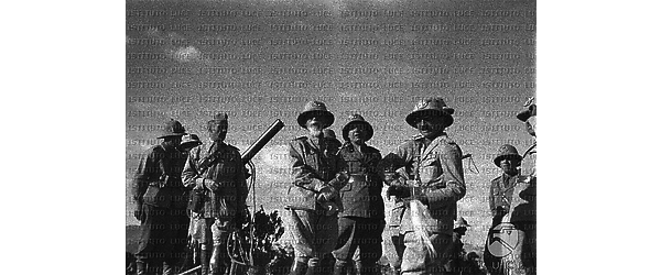 Il maresciallo De Bono con il generale Maravigna, il generale Villa Santa, il generale Cona e altri ufficiali al fronte