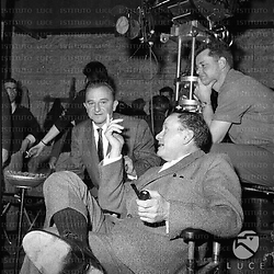 George Sherman seduto con il regista Joseph Leo Mankiewicz al centro sperimentale di cinematografia di Roma