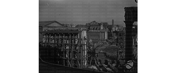 Veduta del Foro con i monumenti ricoperti da strutture protettive anti-bombardamento, si vedono: l'Arco di Settimio Severo, il Palazzo della Curia, Tempio di Antonino e Faustino