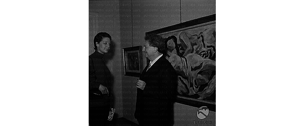 Carlo Levi davanti ad un suo quadro con una donna