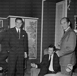 Pietro Germi seduto sul divano al centro tra due giornalisti